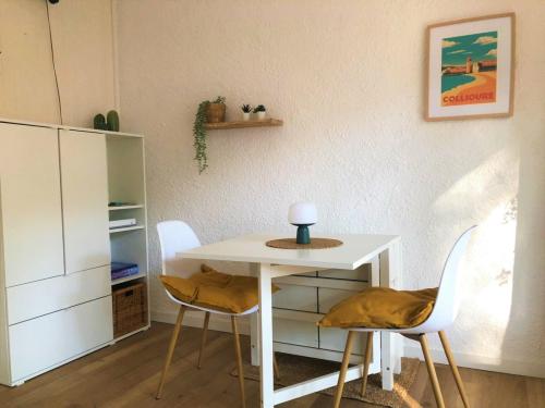 Le séjour avec une table à rabats pour 2 à 6 personnes